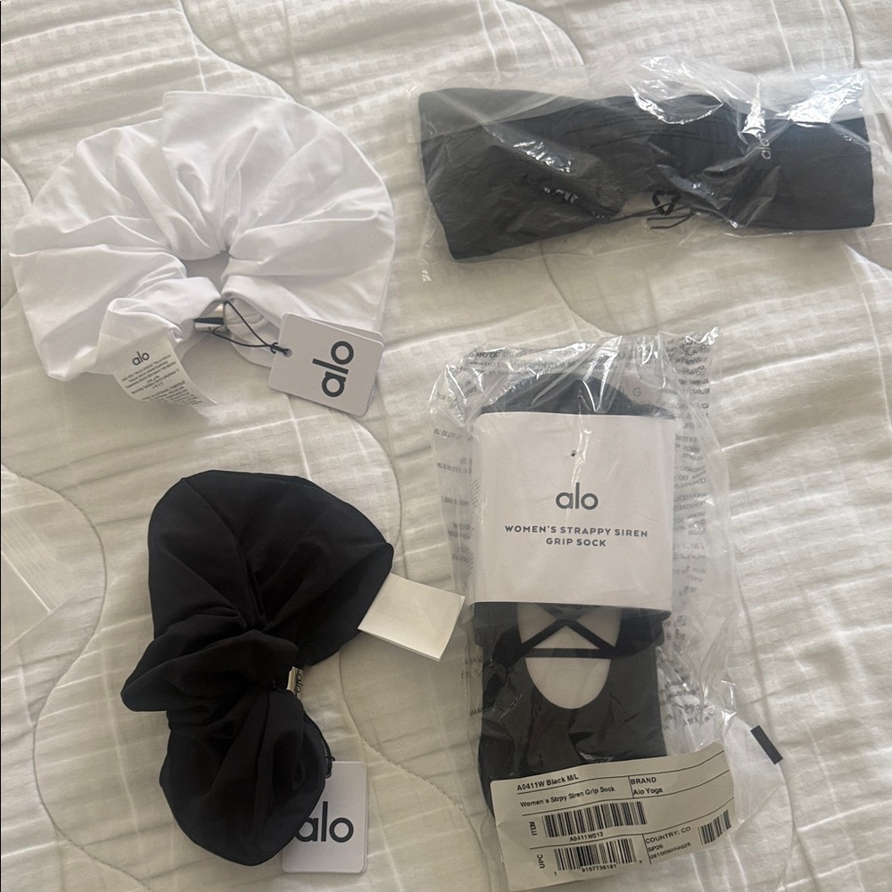 ALO Yoga Black and White Hair Accessories Set